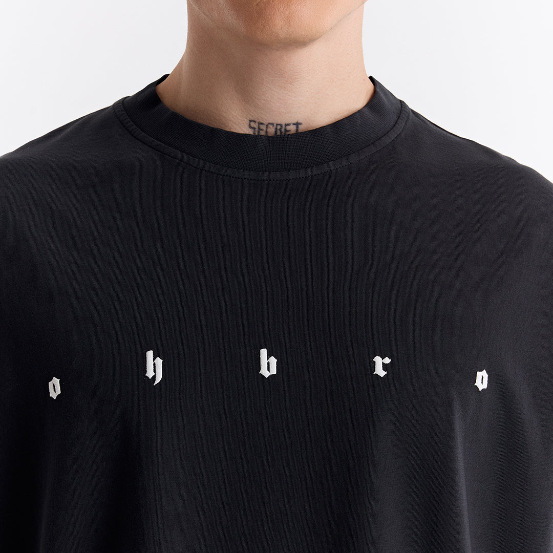 Siyah Uzun Logo Super Oversize Crop Kolsuz Tişört